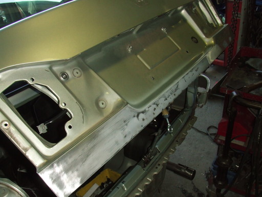 ドマーニのトランク、スタッド溶接で修理